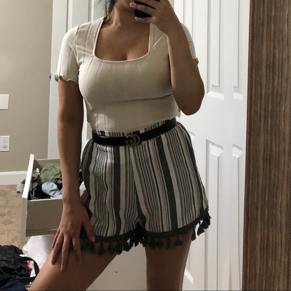 Loveriche cute detailed striped shorts